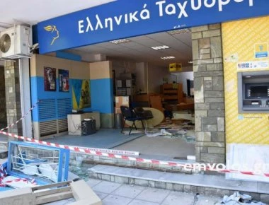 Αλεξάνδρεια Ημαθίας: Τέσσερις άνδρες μπούκαραν με δύο οχήματα σε κατάστημα ΕΛΤΑ και έκλεψαν χρηματοκιβώτιο (βίντεο)